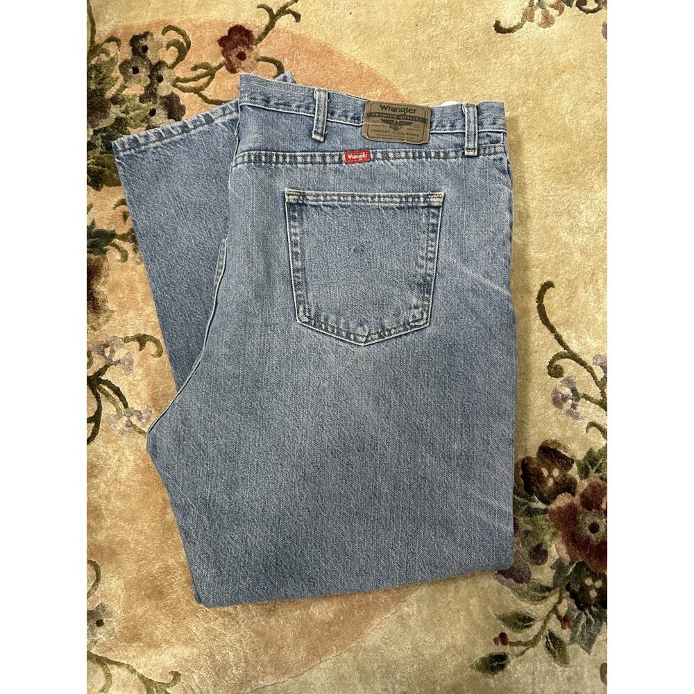 Men’s Regular Fit Distressed Wrangler Jeans. Size 46x30